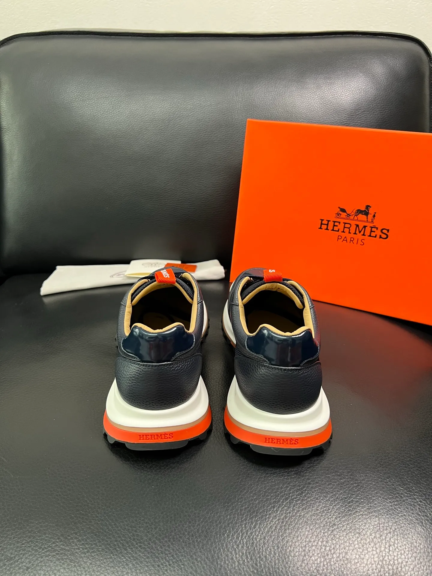 Men's shoes 💰800 Hermes top purchasing Hermes counters are on sale at the same time with original factory configuration, original cowhide imported from Italy and mesh fabric, high-quality splicing technology, fully imported water-dyed cowhide lining, soles: original soles specially provided by the original factory are super comfortable, the original factory follows the order and high quality, you can enter and exit the counter at will, you are welcome to compare and synchronize with the counter, code number 39-44 (customized 38 45) 85863